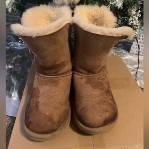 UGG Girls Bailey Button II Size 5 (Big Kids)